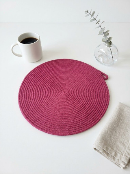 Ručně šité kulaté prostírání z bavlněných šňůr – vínové, průměr 30 cm (2)