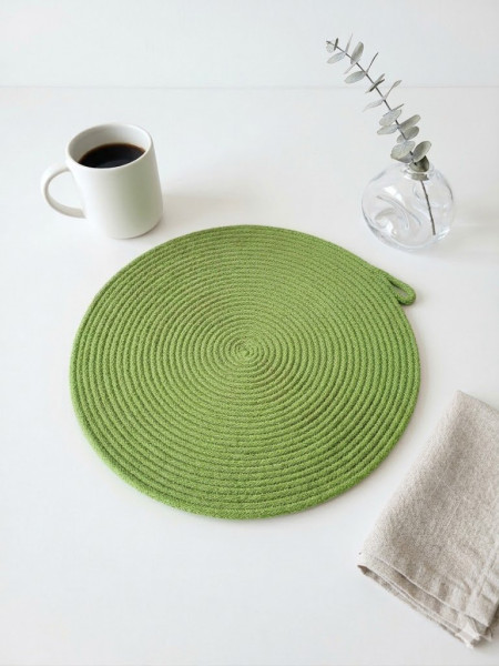 Ručně šité kulaté prostírání z bavlněných šňůr – jarní zelená, průměr 30 cm (1)