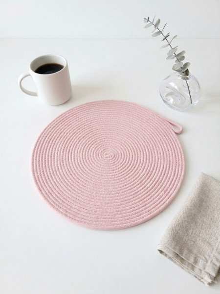 Ručně šité kulaté prostírání z bavlněných šňůr – jarní zelená, průměr 30 cm (1)