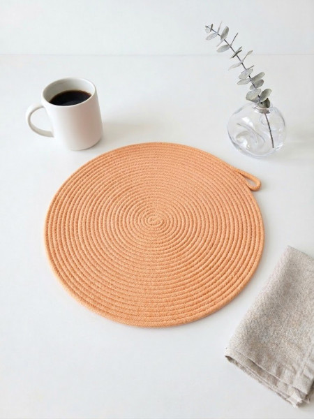 Ručně šité kulaté prostírání z bavlněných šňůr – světlá růžová, průměr 30 cm (1)