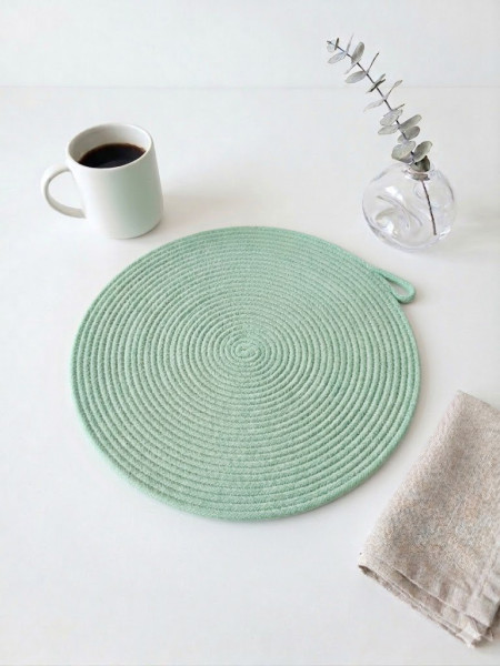 Ručně šité kulaté prostírání z bavlněných šňůr – lososvá, průměr 30 cm (1)