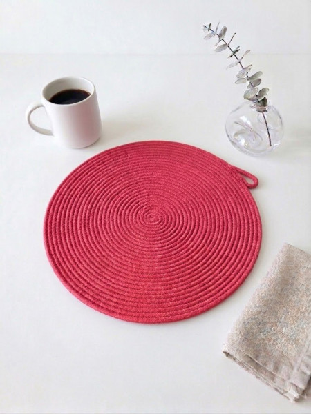 Ručně šité kulaté prostírání z bavlněných šňůr – šeříková, průměr 30 cm (1)