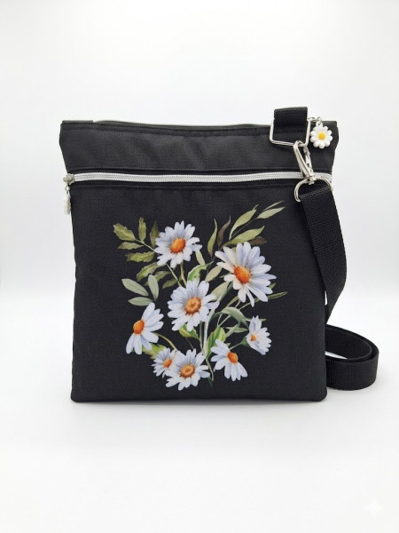 Černá crossbody taška (28x26 cm) s motivem kopretin (3)