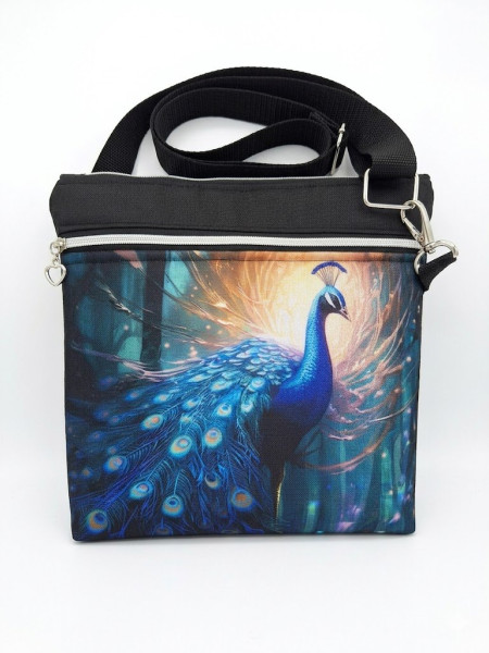 Designová crossbody kabelka s motivem páva – 26x26 cm (1)