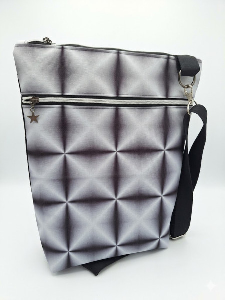 Moderní crossbody kabelka s 3D geometrickým motivem (kočárkovina) – 39x30 cm (1)