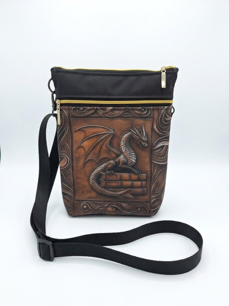Dámská / Pánská crossbody taštička přes rameno – Drak na knihách (24 × 19 cm) (1)
