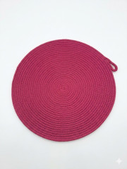Ručně šité kulaté prostírání z bavlněných šňůr – vínové, průměr 30 cm (1)