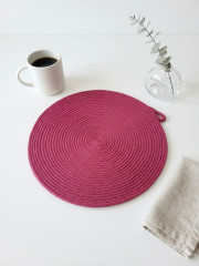Ručně šité kulaté prostírání z bavlněných šňůr – vínové, průměr 30 cm
