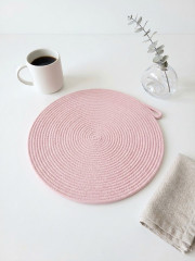 Ručně šité kulaté prostírání z bavlněných šňůr – světlá růžová, průměr 30 cm