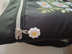 Černá crossbody taška (28x26 cm) s motivem kopretin (2)
