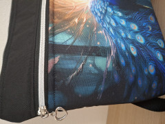 Designová crossbody kabelka s motivem páva – 26x26 cm (3)