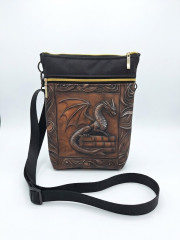 Dámská / Pánská crossbody taštička přes rameno – Drak na knihách (24 × 19 cm) (1)